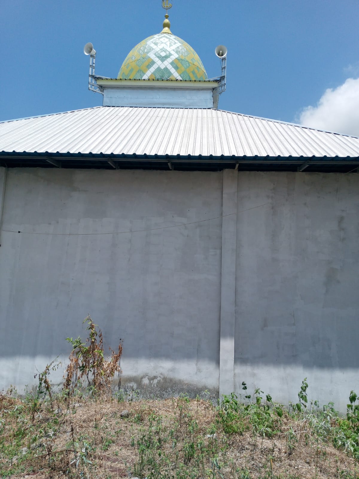Pemasangan keramik dinding mimbar dan pengecatan tembok (2)